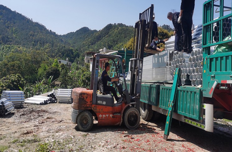 福建波形護欄卸車